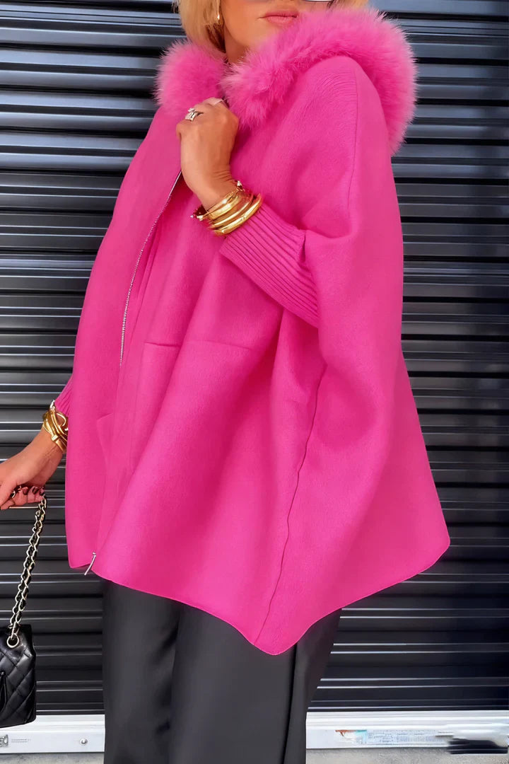 Carolina™ | Elegancka Ciepła Peleryna z Kapturem i Futrzanymi Pomponami