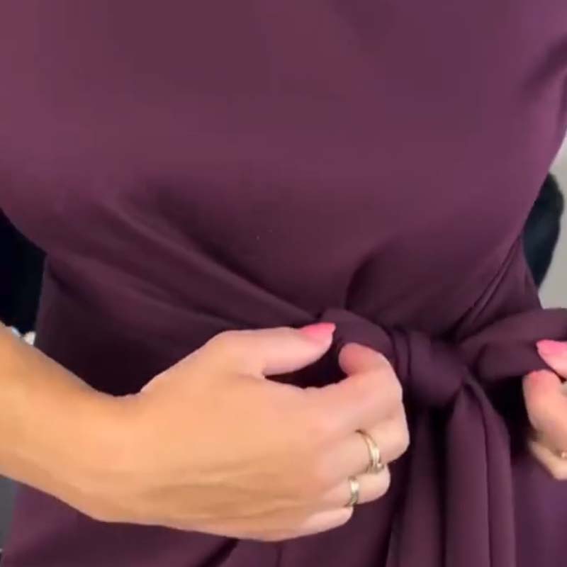 Alina™ | Elegancka Sukienka z Wiązaniem i Delikatnym Rozcięciem